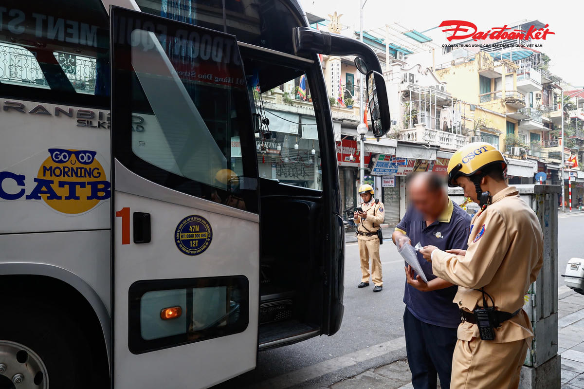 Theo đó, để xử lý triệt để tình trạng trên, sáng 3/12, Đội CSGT đường bộ số 1 (Phòng CSGT Công an TP Hà Nội) ra quân kiểm tra xử lý tình trạng xe khách dừng đỗ sai quy định trong khu vực phố cổ và xung quanh hồ Hoàn Kiếm.