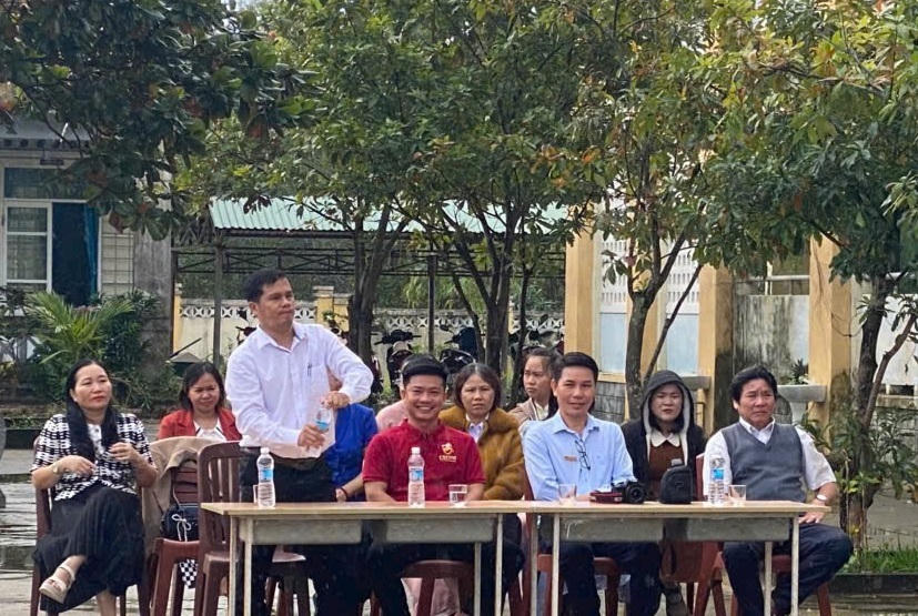 &nbsp;Văn phòng Đại diện Báo Đại Đoàn Kết Nam Trung Bộ cùng đại diện Câu lạc bộ CEO90 Miền Nam trao quà tại Trường Tiểu học Phạm Văn Đồng, phường Hòa Hiệp (tỉnh Đắk Lắk). (ảnh X.H)