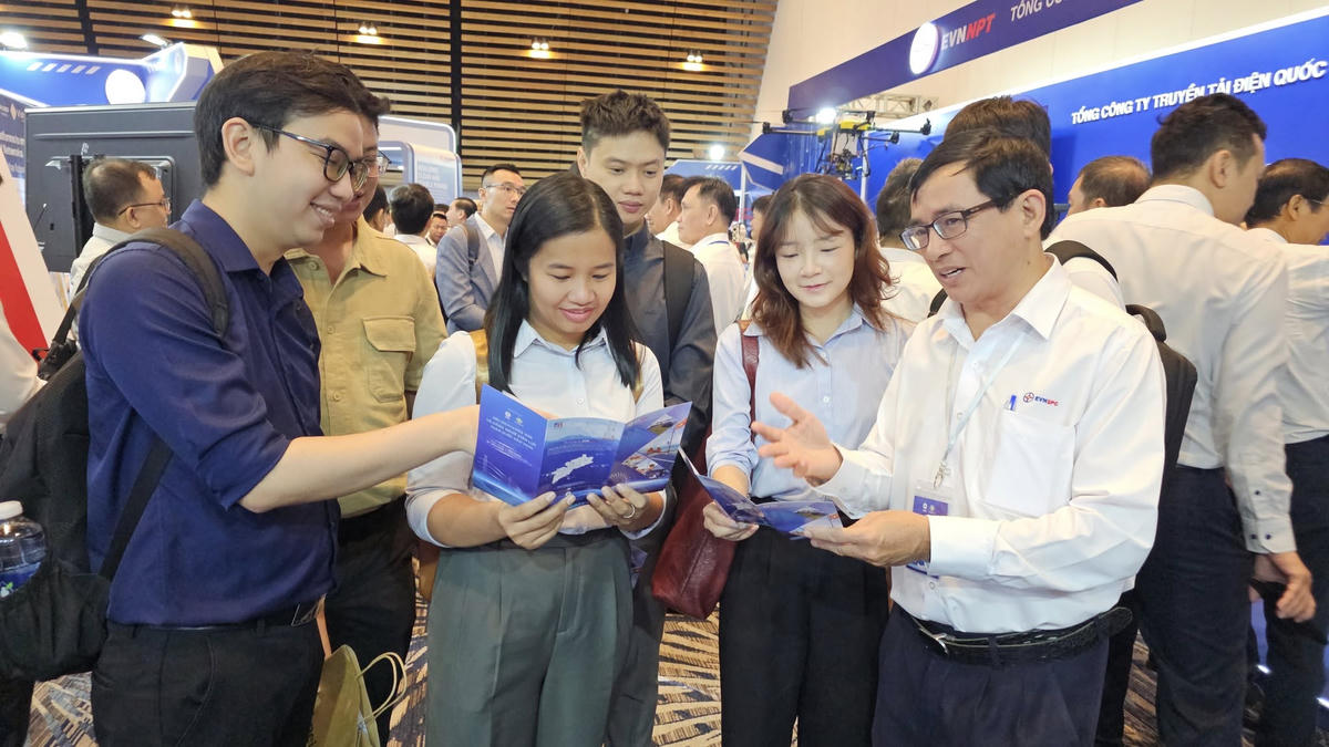 Ông Hoàng Quốc Sơn – Trưởng ban Truyền thông EVNSPC giới thiệu các sản phẩm công nghệ của EVNSPC tại gian hàng cho khách tham quan