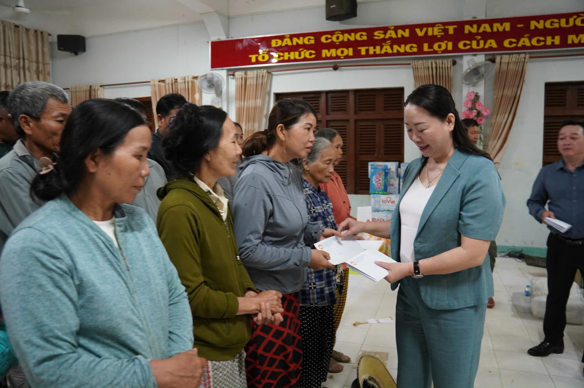 Thành phố Huế hỗ trợ 11 tỷ đồng cho các tỉnh Nam Trung Bộ khắc phục hậu quả mưa lũ