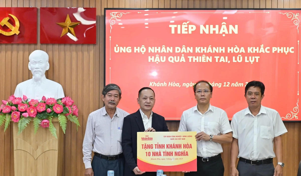 Ông Nguyễn Khắc Hà, Phó Bí thư Tỉnh ủy, Chủ tịch Ủy ban MTTQ Việt Nam tỉnh Khánh Hòa tiếp nhận xây dựng 10 căn nhà tình nghĩa cho người dân bị thiên tai lũ lụt, từ đại diện Báo Nhân Dân. (ảnh V.T)