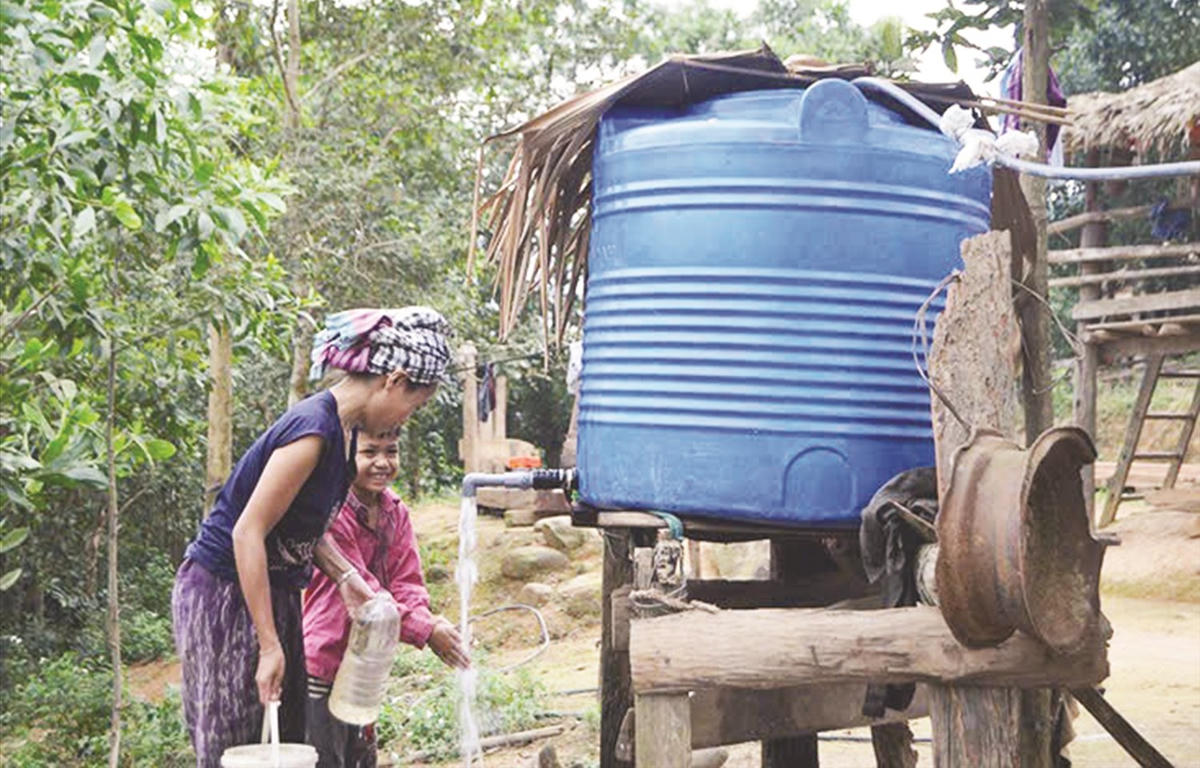 Người dân xã Chiềng Đông được hỗ trợ téc nước từ Chương trình MTQG 1719. Ảnh: V. P. 