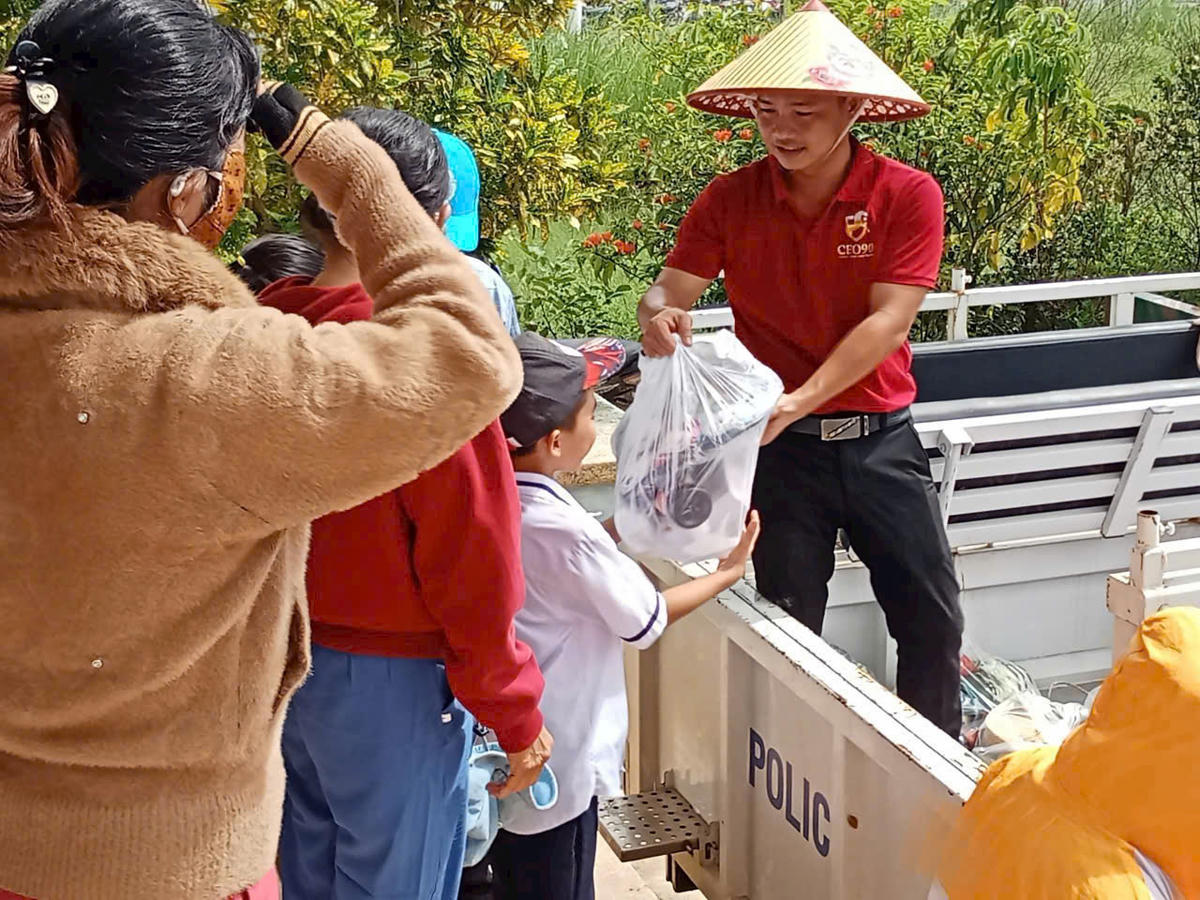 Câu lạc bộ CEO90 Miền Nam tặng quà cho người dân vùng lũ (tỉnh Đắk Lắk). (ảnh X.H)