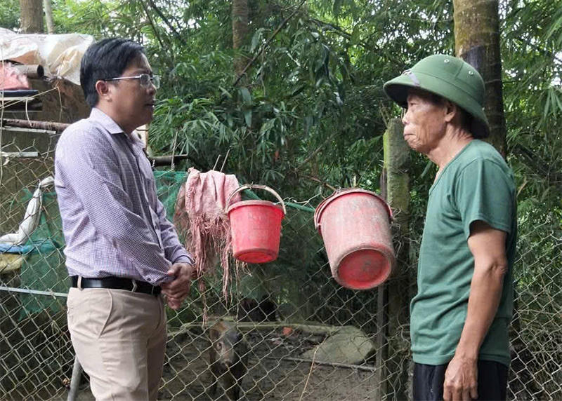 Lãnh đạo xã Bình Điền thăm mô hình chăn nuôi lợn, bò dê của hộ gia đình ông Hồ Văn Giờ. Ảnh: B.Đ.