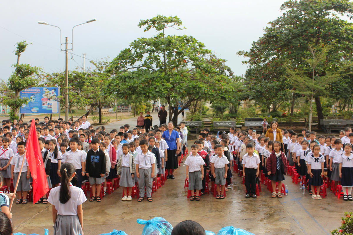 Các em học sinh trường tiểu học Phạm Văn Đồng, Phường Hòa Hiệp (tỉnh Đắk Lắk) vui mừng nhận những món quà từ Câu lạc bộ CEO90 Miền Nam. (ảnh X.H)