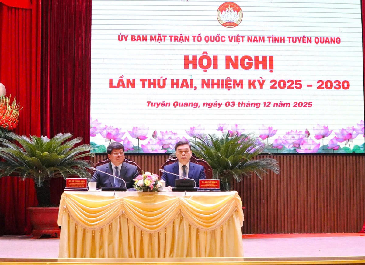 Lãnh đạo Ủy ban MTTQ Việt Nam tỉnh Tuyên Quang chủ trì Hội nghị. Ảnh:.Đ.S.