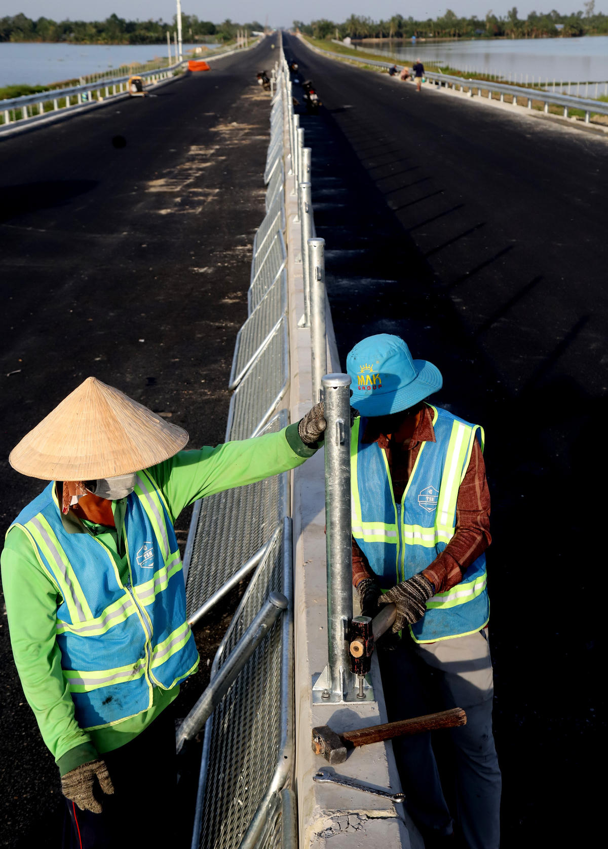 Ngày đưa vào hoạt động đang cận kề, các cộng đoạn cuối cùng để hoàn thành tuyến cao tốc Cần Thơ - Cà Mau cũng đang thành hình. Ảnh Quốc Trung