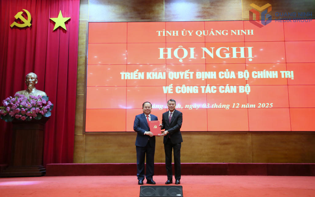 Ủy viên Bộ Chính trị, Bí thư Trung ương Đảng, Trưởng Ban Tổ chức Trung ương Lê Minh Hưng trao Quyết định cho tân Bí thư Tỉnh ủy Quảng Ninh Quản Minh Cường. Ảnh: QMG