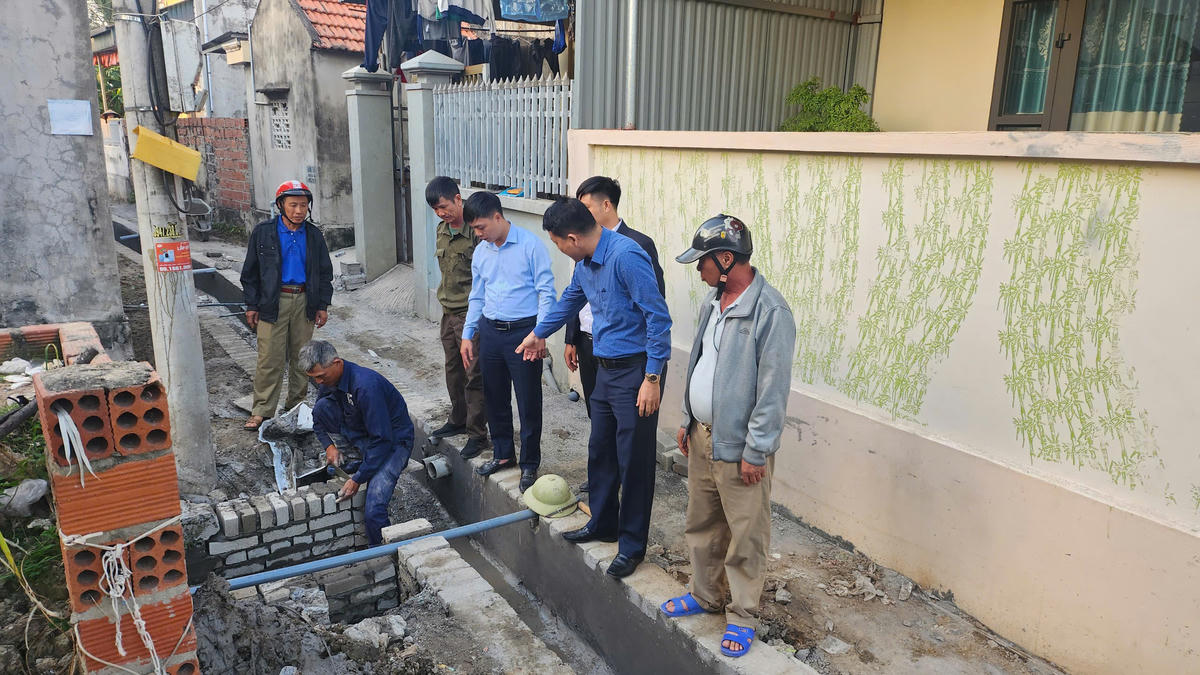 Lãnh đạo Ủy ban MTTQ Việt Nam phường Phong Cốc cùng cán bộ khu phố và nhân dân giám sát việc thi công tuyến rãnh thoát nước kết hợp&nbsp;cải tạo nâng cấp nền đường ngõ 13 đường nhà Mạc. Ảnh: HP