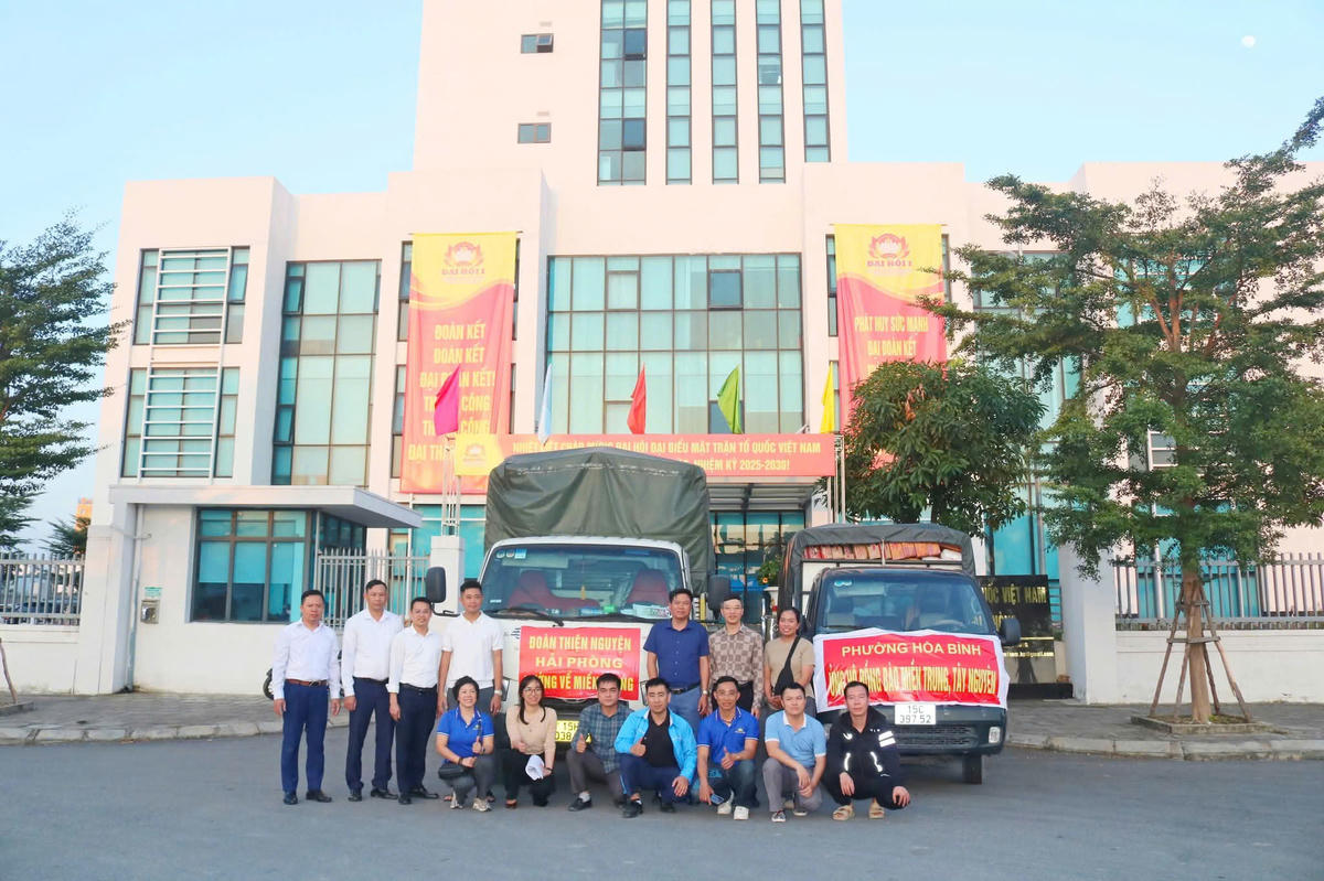 Các chuyến xe nghĩa tình vận chuyển hàng hóa, đồ dùng, nhu yếu phẩm thiết yếu đến đồng bào bị thiệt hại do mưa lũ tỉnh Đắk Lắk. Ảnh: PT.&nbsp;