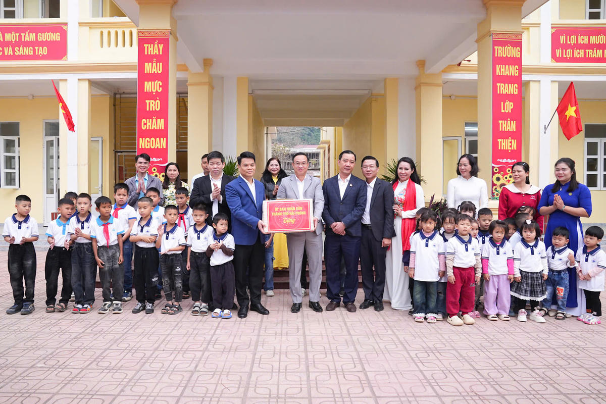 Chủ tịch UBND thành phố Lê Ngọc Châu tặng quà thầy cô giáo và học sinh Đặc khu Bạch Long Vĩ. Ảnh: ĐT.&nbsp;