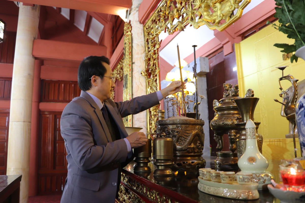 Ông Sùng A Hồ - Phó Bí thư Thường trực Tỉnh ủy, Chủ tịch Ủy ban MTTQ Việt Nam tỉnh Lai Châu thắp hương tại Nghĩa trang Liệt sĩ. Ảnh: Thu Hoài.