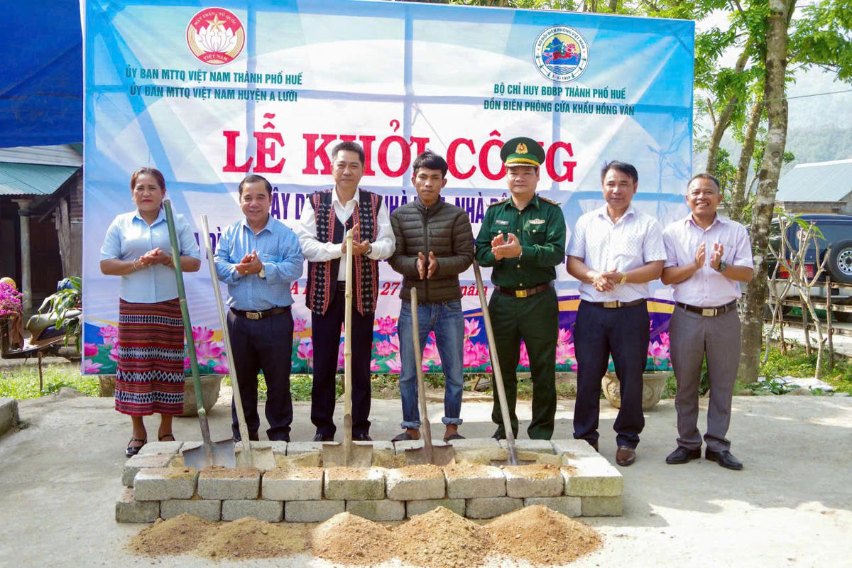 Lãnh đạo Ủy ban MTTQ Việt Nam thành phố Huế khởi công xây dựng nhà Đại đoàn kết cho người dân gặp khó khăn về nhà ở. Ảnh: M.L.