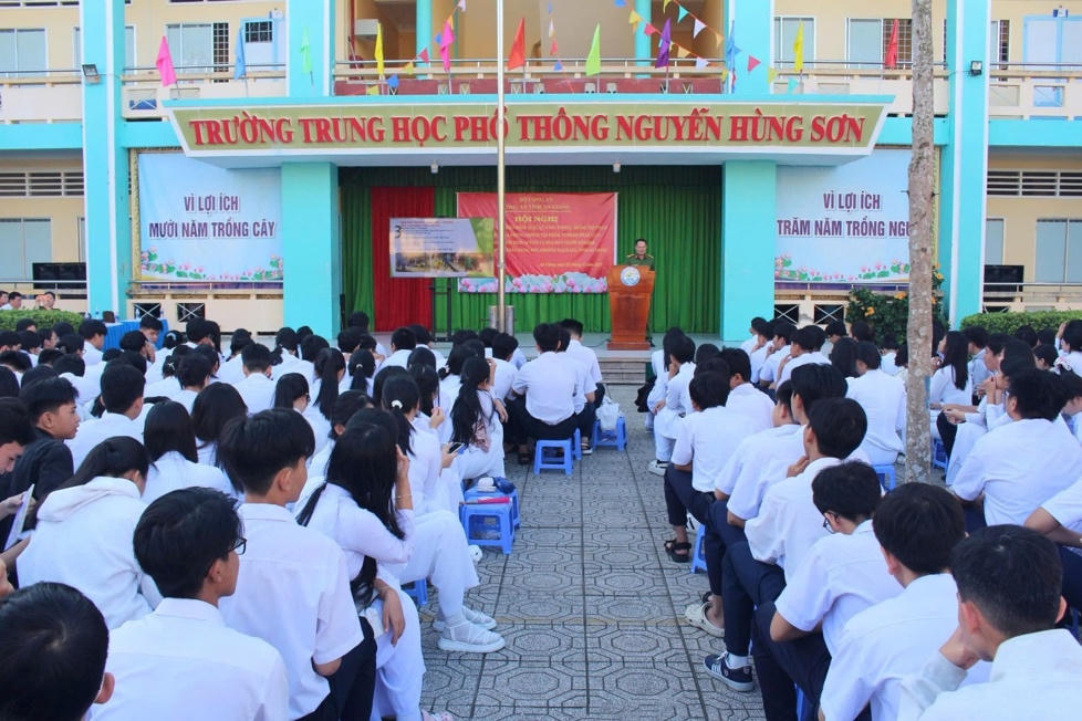 Quang cảnh buổi tuyên truyền tại trường THPT Nguyễn Hùng Sơn (ảnh: Văn Vũ)