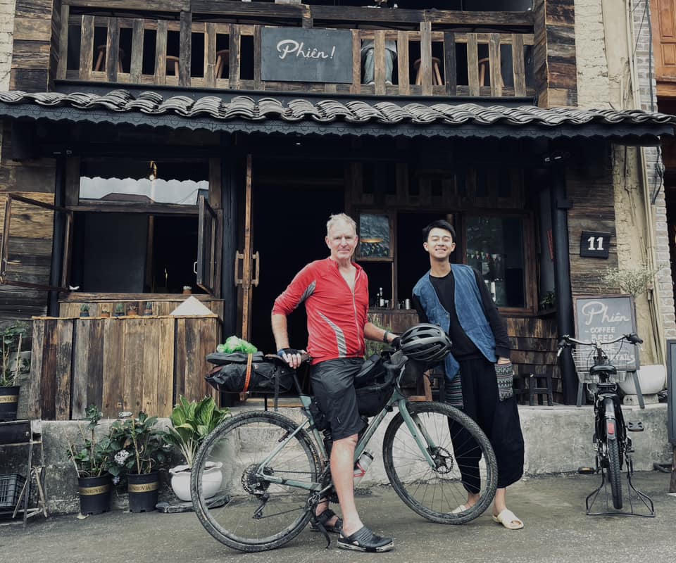 Hoàng chụp cùng vị khách nước ngoài đã đạp xe 10.000km để tới quán cà phê “Phiên”.