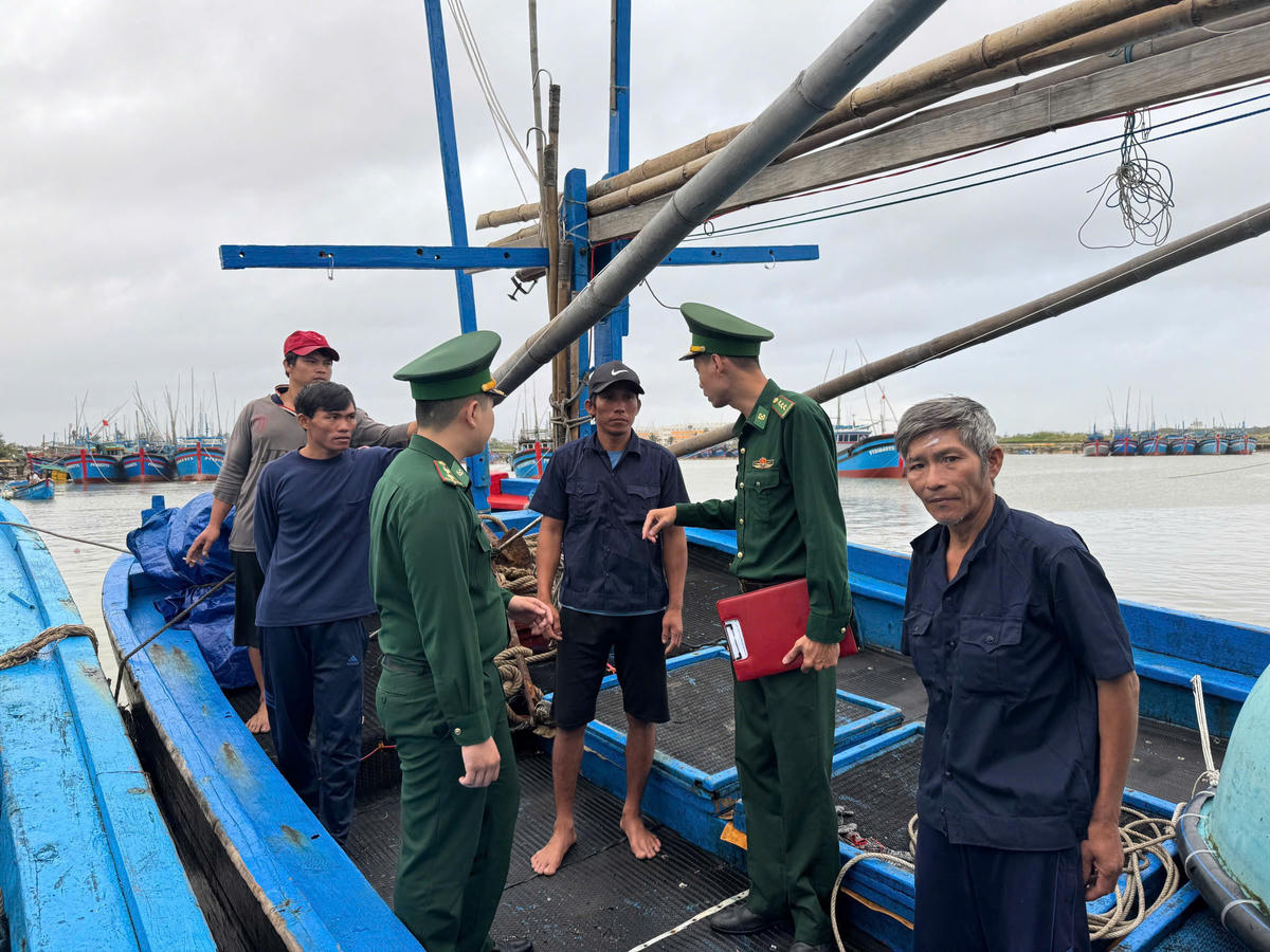 Lực lượng Đồn Biên phòng Tuy Hoà tiếp nhận 03 ngư dân vào cảng cá Đông Tác. Ảnh: Thùy Dung.