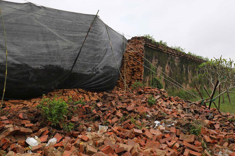 Một đoạn tường Hoàng thành Huế bị đổ sập do mưa lũ. Ảnh: Hải Lan.