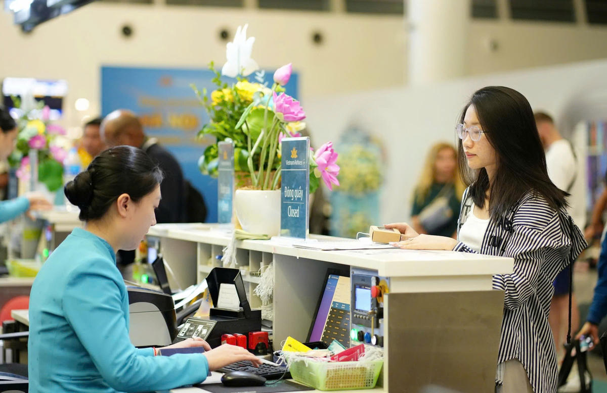 Hành khách trên chuyến bay khai trương đường bay thẳng HAN-CEB làm thủ tục tại quầy check-in.
