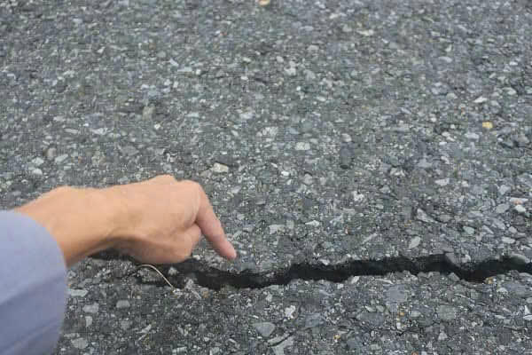 Một số điểm nứt rộng khoảng 3cm, kéo dài hàng chục mét. Ảnh: CK