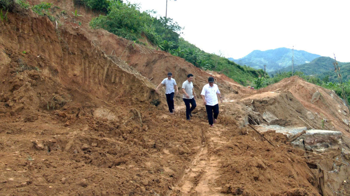 Lãnh đạo xã Nam Trà My đi kiểm tra tình hình sạt lở đất đá trên tuyến đường DH6. Ảnh: CV.