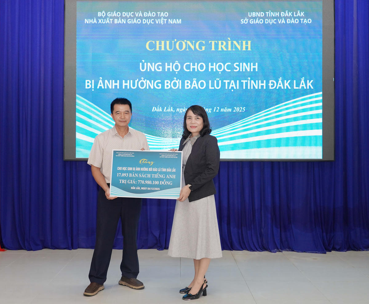 Ông Nguyễn Duy Nhâm - Phó Tổng Giám đốc  Công ty CP Đầu tư và Phát triển Giáo dục Đà Nẵng trao biển tặng sách Tiếng Anh cho đại diện Sở GD-ĐT tỉnh Đắk Lắk