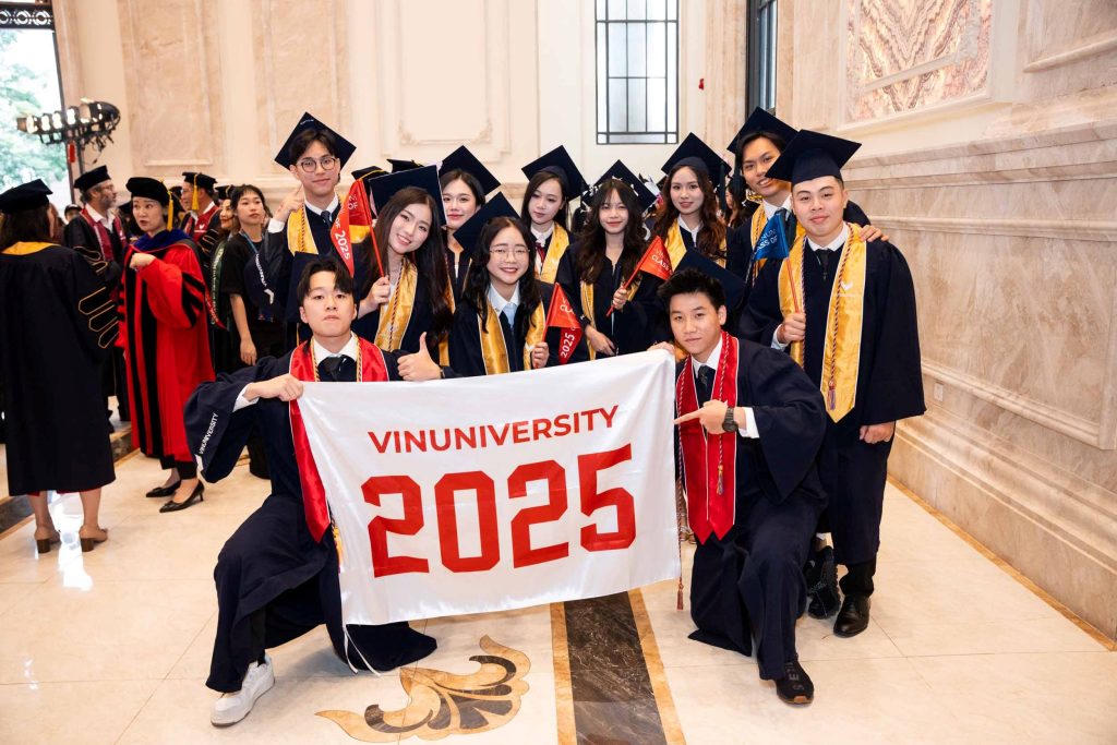 Tân khoa khóa 2 VinUni rạng rỡ tại buổi lễ tốt nghiệp. Ảnh: VinUni..