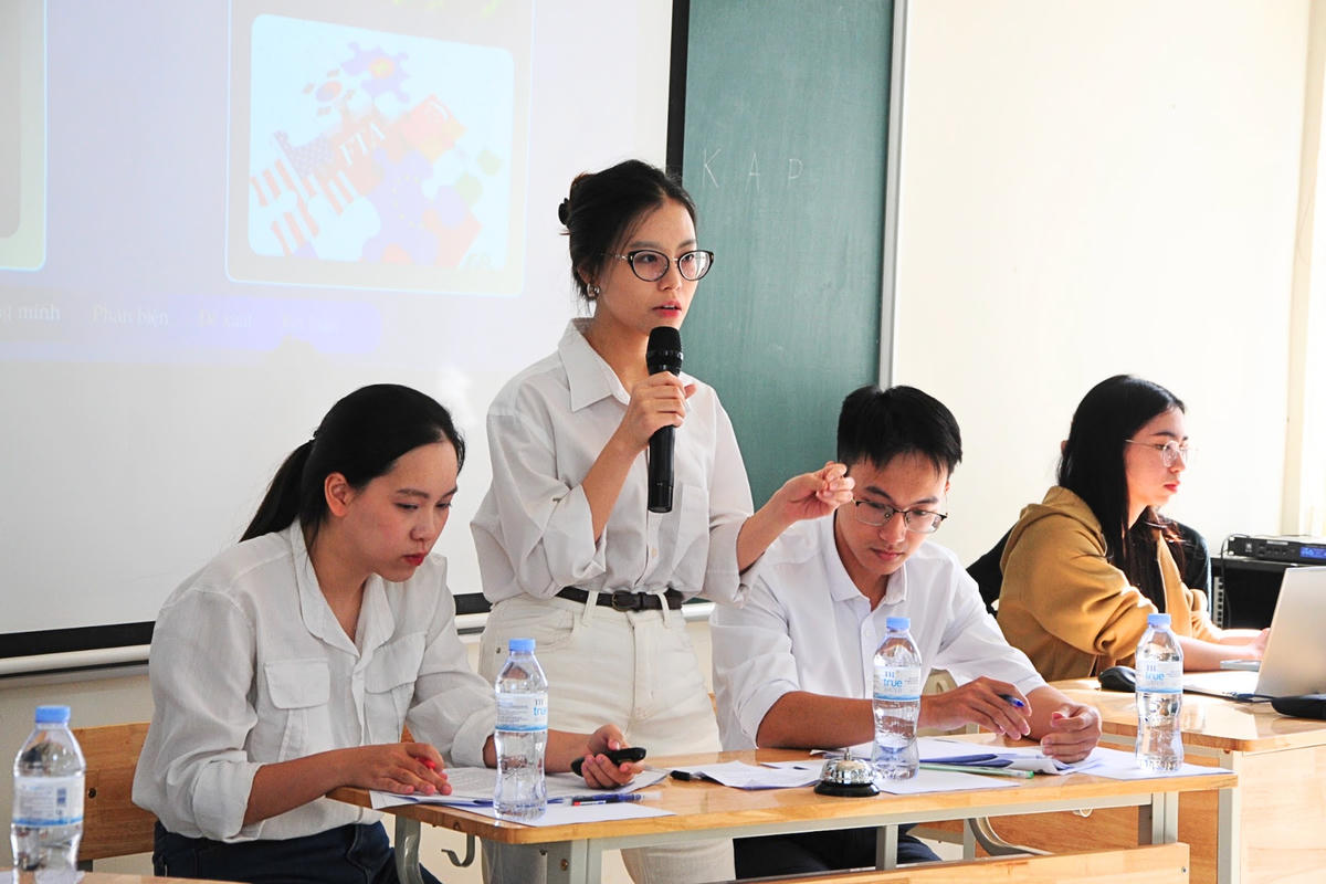 Các bạn sinh viên hào hứng thử sức với chủ đề tranh biện của vòng chung kết