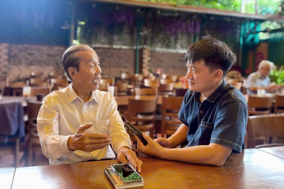 Ông Nguyễn Hữu Châu – con trai trưởng cố Luật sư Nguyễn Hữu Thọ trong cuộc phỏng vấn với PV Báo Đại đoàn kết.        Ảnh: Hồng Phúc.