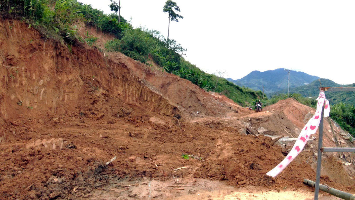 Tuyến DH6 liên tục xảy ra sạt lở đất đá gây khó khăn việc lưu thông. Ảnh: CV.