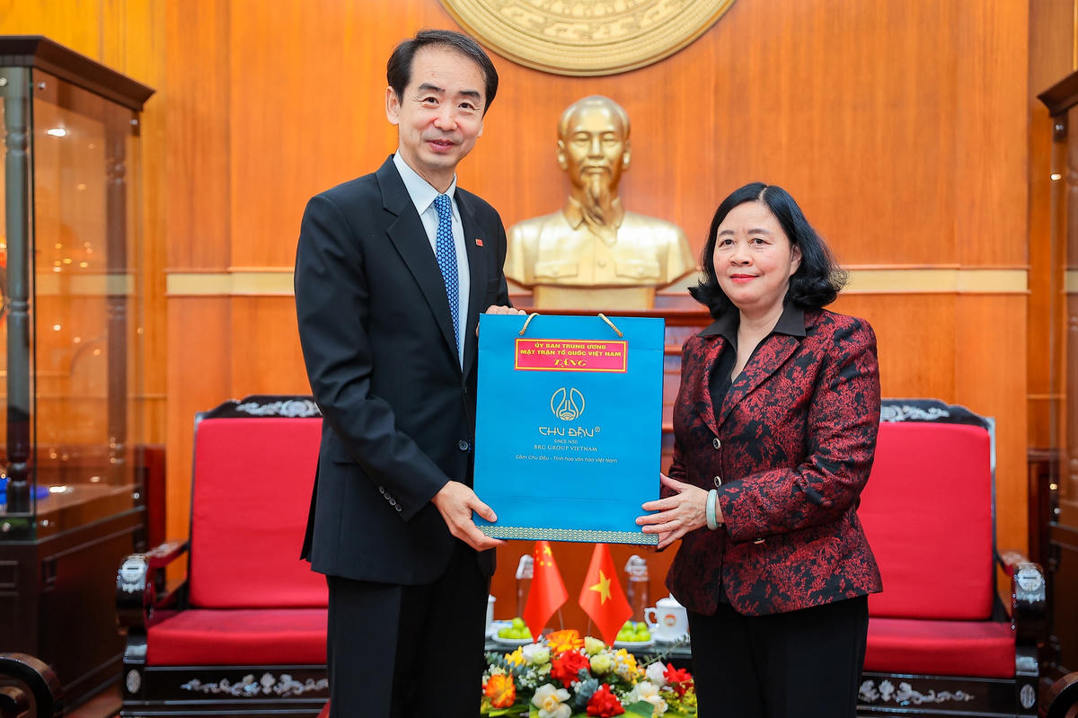 Chủ tịch Bùi Thị Minh Hoài&nbsp;tặng quà lưu niệm cho ông Hà Vĩ, Đại sứ Trung Quốc tại Việt Nam.