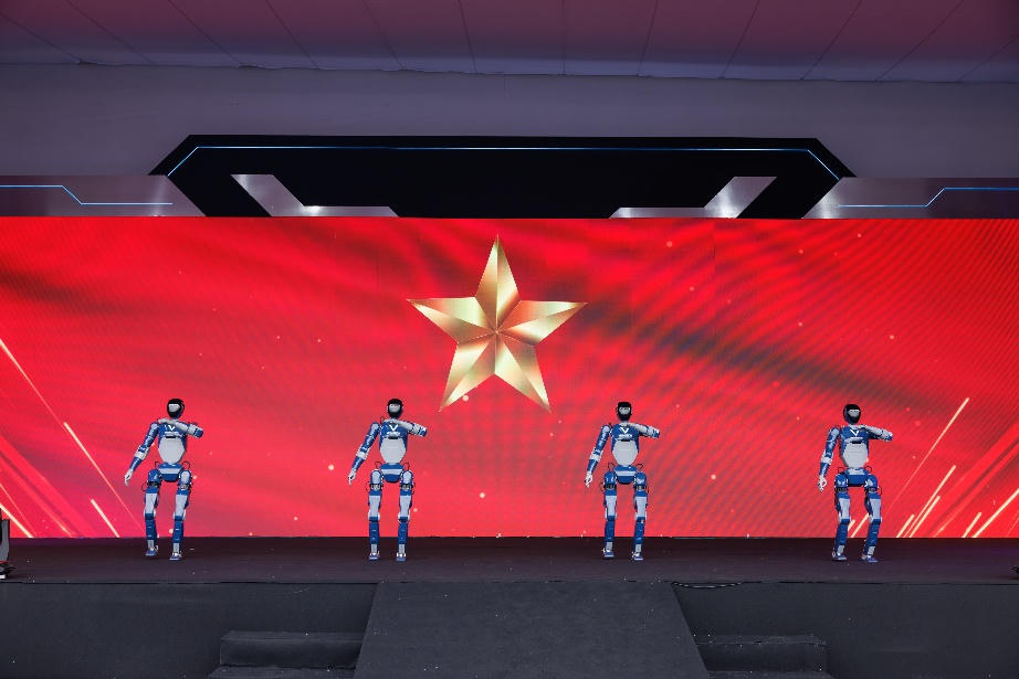 Robot của VinMotion biểu diễn tại sự kiện A80.