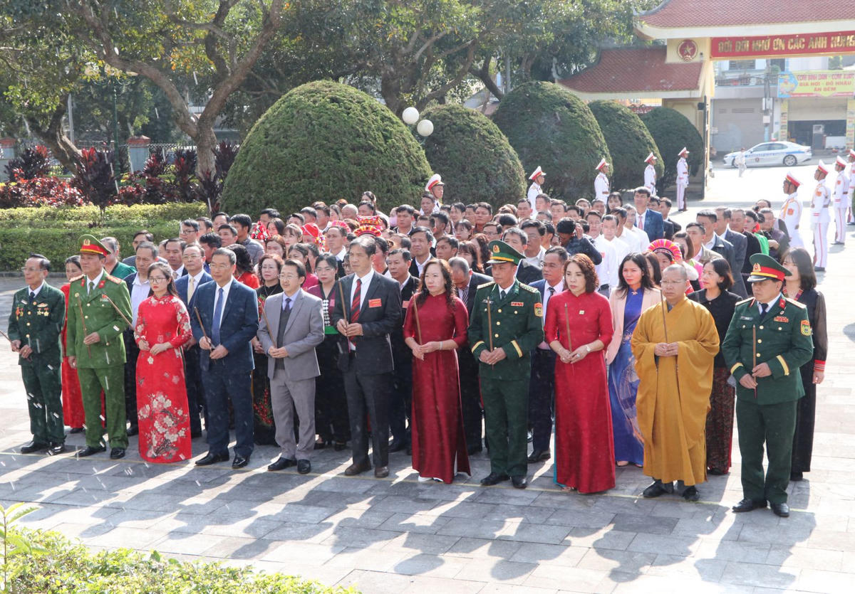 Đoàn đại biểu dự Đại hội Đại biểu MTTQ Việt Nam tỉnh Lai Châu dâng hương tại nghĩa trang liệt sĩ tỉnh. Ảnh: Kim Anh.