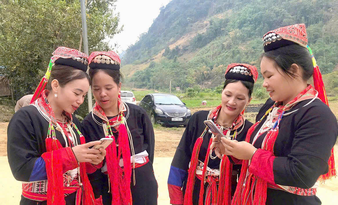 Đồng bào dân tộc Dao tại Tuyên Quang tìm hiểu các kiến thức về phát triển kinh tế trên nhóm Zalo của thôn. Ảnh: tuyenquang.org.vn