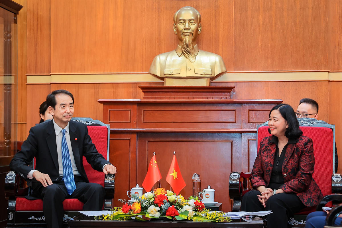  Chủ tịch Bùi Thị Minh Hoài&nbsp; trao đổi với ông Hà Vĩ, Đại sứ Trung Quốc tại Việt Nam.