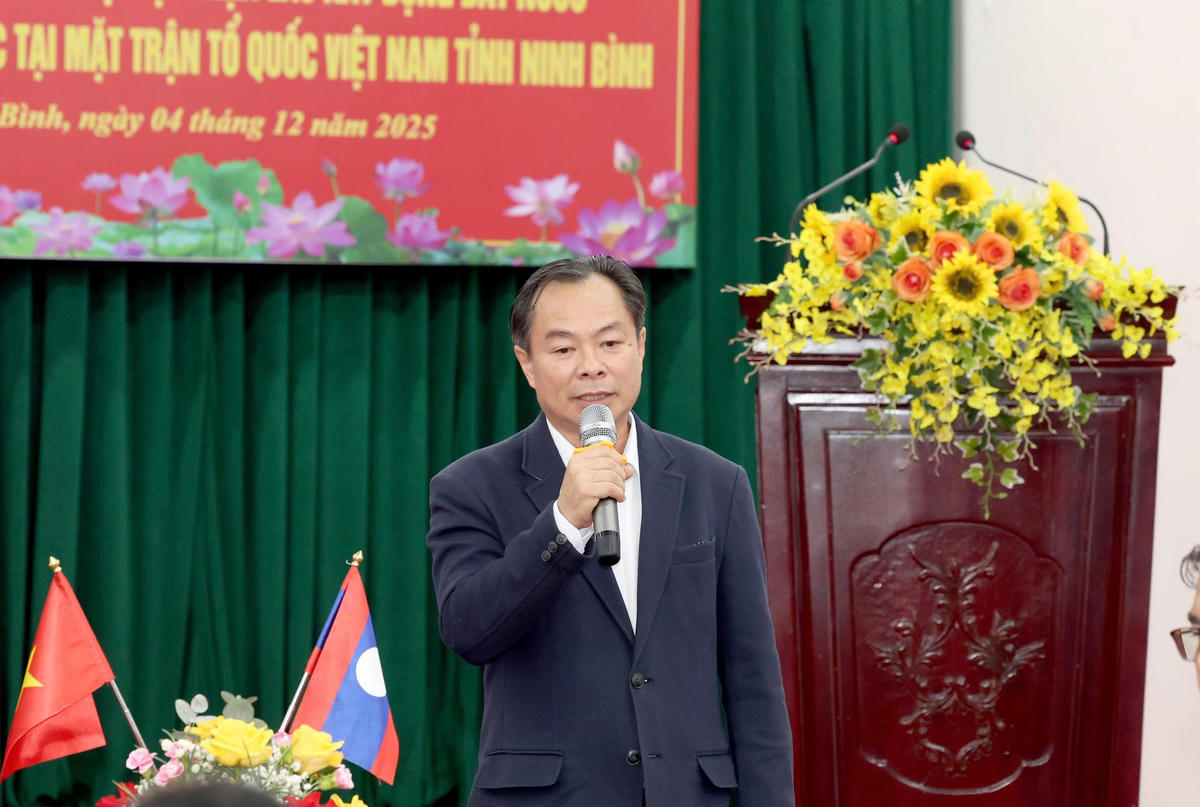 &nbsp;Ông Soutchay Ladsavong - Phó Vụ trưởng Trung ương Mặt trận Lào cám ơn sự đón tiếp nồng hậu của Ủy ban MTTQ tỉnh Ninh Bình. Ảnh: Minh Quang