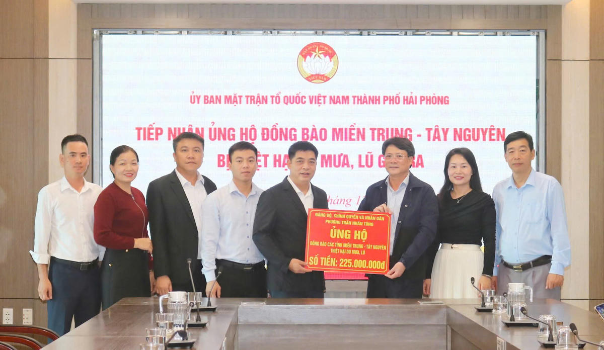 Ủy ban MTTQ Việt Nam - Ban Vận động cứu trợ TP Hải Phòng tiếp nhận ủng hộ của Đảng bộ, chính quyền và nhân dân phường Trần Nhân Tông (225 triệu đồng). Ảnh: PT.&nbsp;
