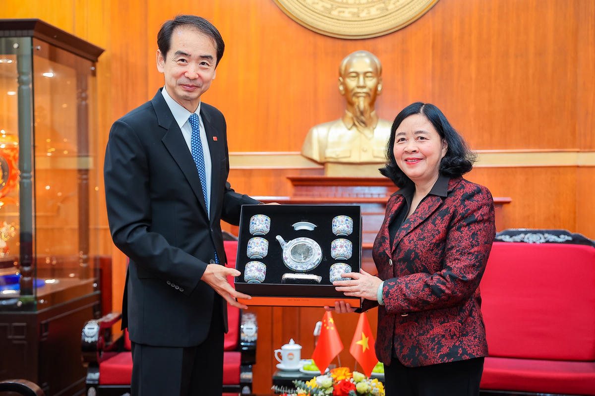 Chủ tịch Bùi Thị Minh Hoài nhận quà lưu niệm từ ông Hà Vĩ, Đại sứ Trung Quốc tại Việt Nam.