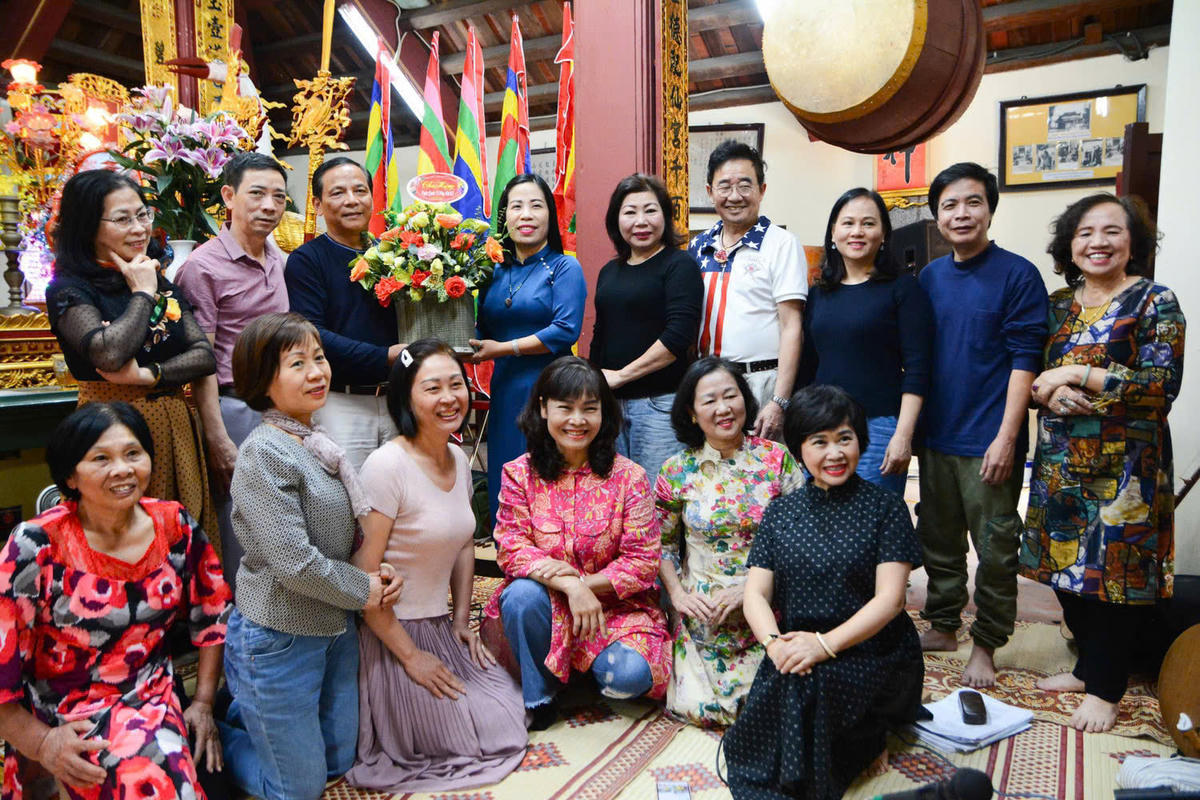 Lớp chầu văn Bích Câu Đạo quán, một trong những lớp dạy chầu văn của Nghệ sĩ Tuyết Tuyết. Ảnh: NVCC.