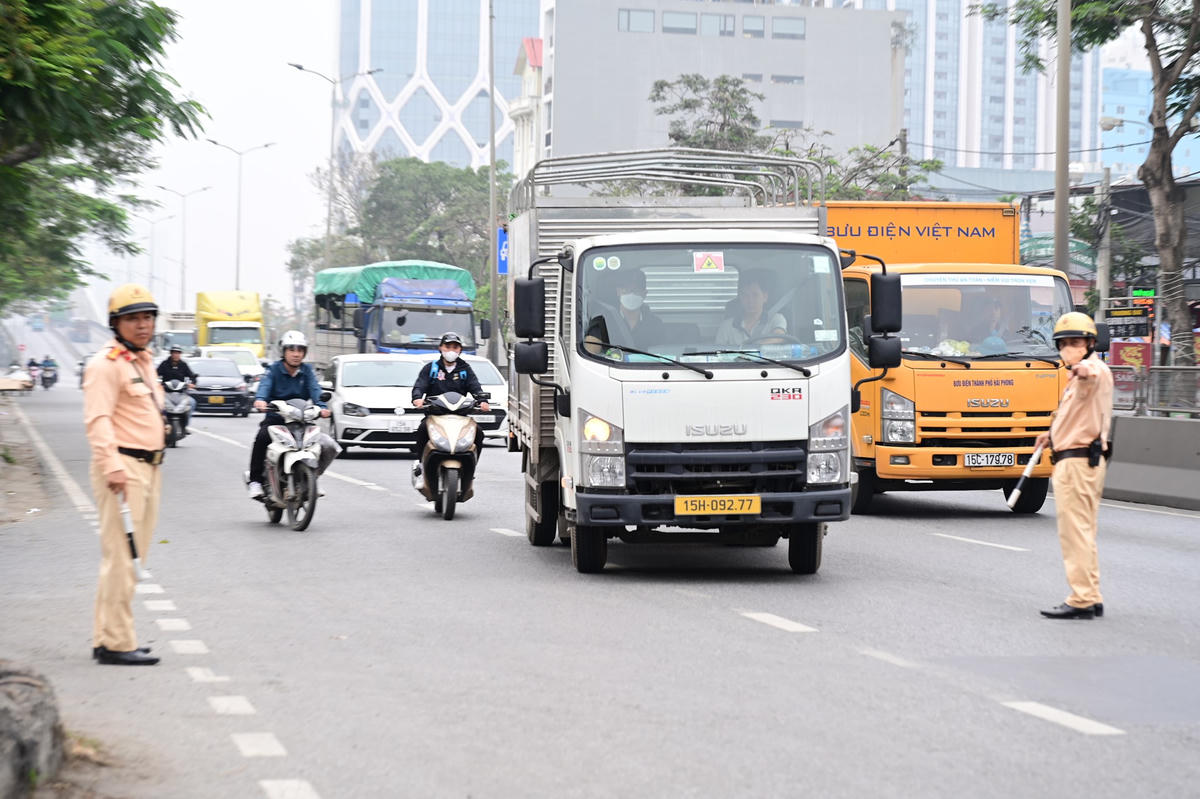  Phòng Cảnh sát giao thông (Công an TP Hải Phòng) triển khai các giải pháp đồng bộ nhằm bảo đảm trật tự an toàn giao thông, đặc biệt trong giai đoạn cao điểm cuối năm. Ảnh: CATP.&nbsp;