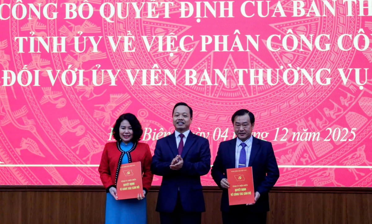 Bí thư Tỉnh ủy Điện Biên Trần Tiến Dũng trao quyết định cho 2 cán bộ vừa được phân công nhiệm vụ mới. Ảnh: L.L.