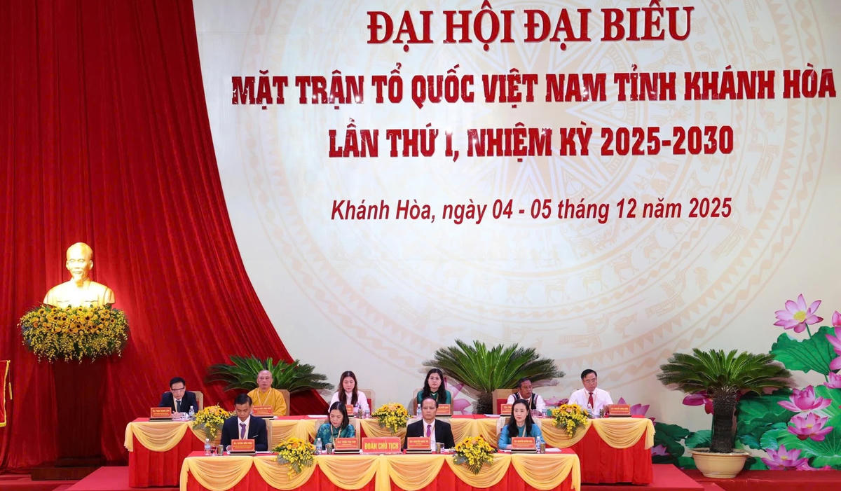 Đoàn chủ tịch điều hành đại hội. (ảnh X.H)