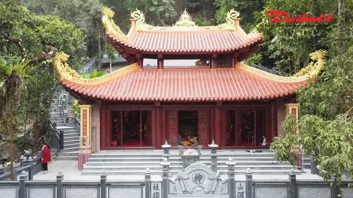 Đền Trung là nơi thờ Đức thánh Đuổm Dương Tự Minh được đặt ở vị trí trung tâm của di tích. Ảnh: TN.