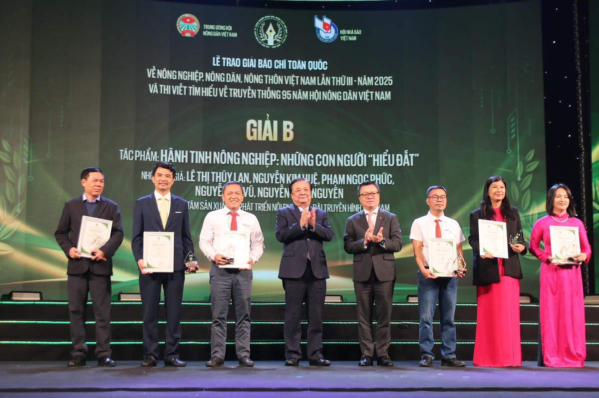 Phó Chủ tịch Quốc hội Lê Minh Hoan và Chủ tịch Hội Nhà báo Việt Nam Lê Quốc Minh trao Giải B cho các tác giả đoạt giải.
