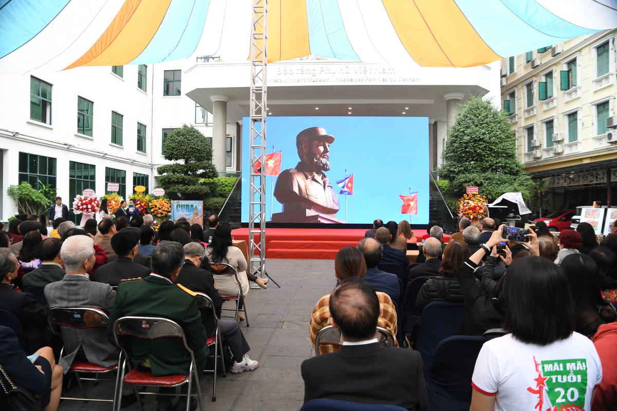 Đông đảo công chúng đã dự lễ khai mạc triển lãm. Ảnh: Phạm Sỹ.