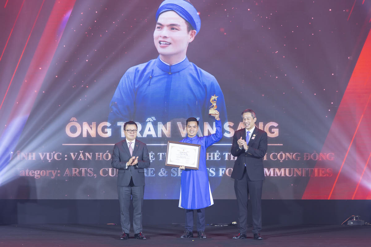 Anh Trần Văn Sang tỉnh Hà Tĩnh được vinh&nbsp;danh tại lễ trao giải. Ảnh: Quang Vinh.