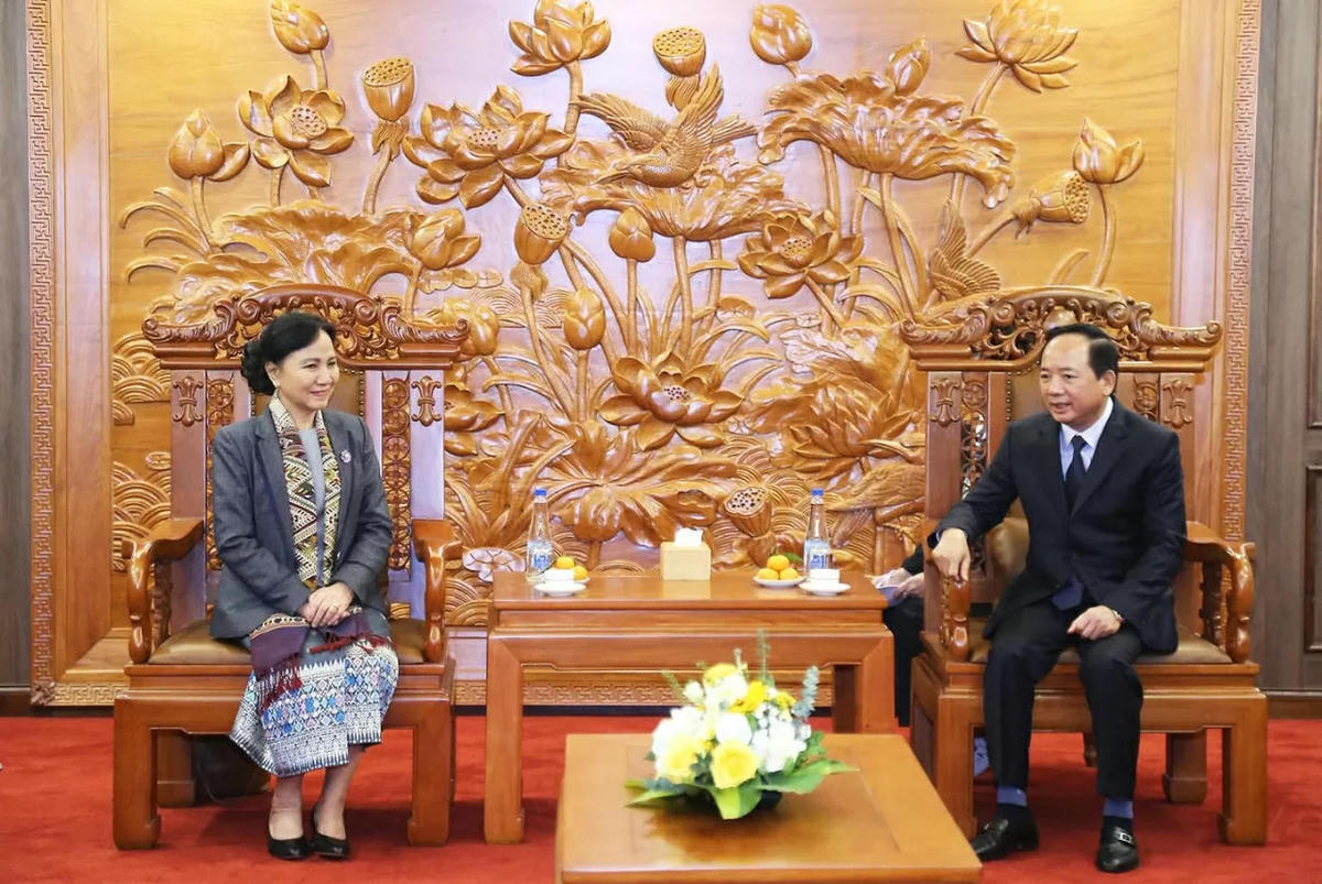 Trưởng Ban Tuyên giáo và Dân vận Trung ương Trịnh Văn Quyết trao đổi với Phó Chủ tịch Thường trực Ủy ban Trung ương Mặt trận Lào xây dựng đất nước Inlavan Keobounphanh. Ảnh: Thành Long