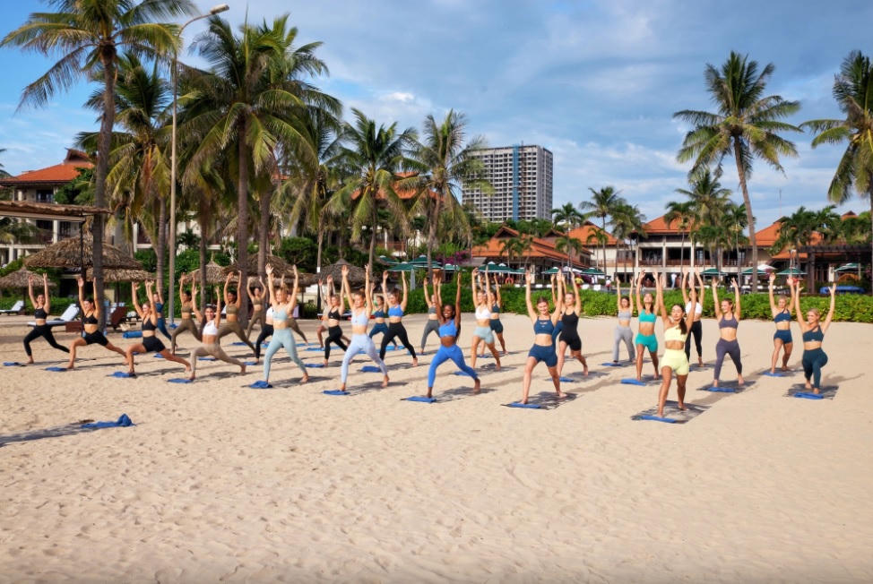 Bãi biển Đà Nẵng sạch đẹp được AFAR đánh giá phù hợp với xu hướng trải nghiệm cân bằng giữa thiên nhiên, văn hóa. Trong ảnh: Thí sinh Hoa hậu hoàn vũ Úc tập Yoga tại bãi biển trước Furama Resort Đà Nẵng. Ảnh: Nguyễn Tú.