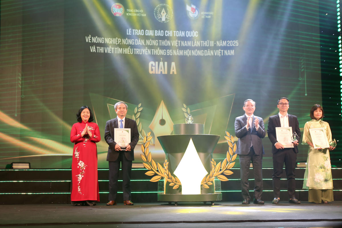 Chủ tịch UBTƯ MTTQ Việt Nam Bùi Thị Minh Hoài và Phó Chủ tịch UBTƯ MTTQ Việt Nam, Chủ tịch Trung ương Hội Nông dân Việt Nam Lương Quốc Đoàn trao Giải A cho các tác giả đoạt giải.