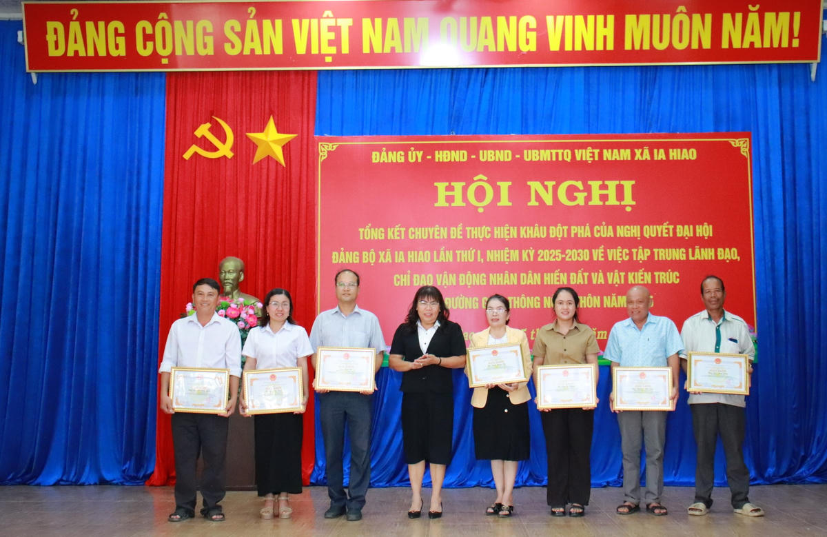 Lãnh đạo UBND xã Ia Hiao tặng giấy khen cho các cá nhận có thành tích xuất sắc trong việc hiến đất làm đường. Ảnh: CV.