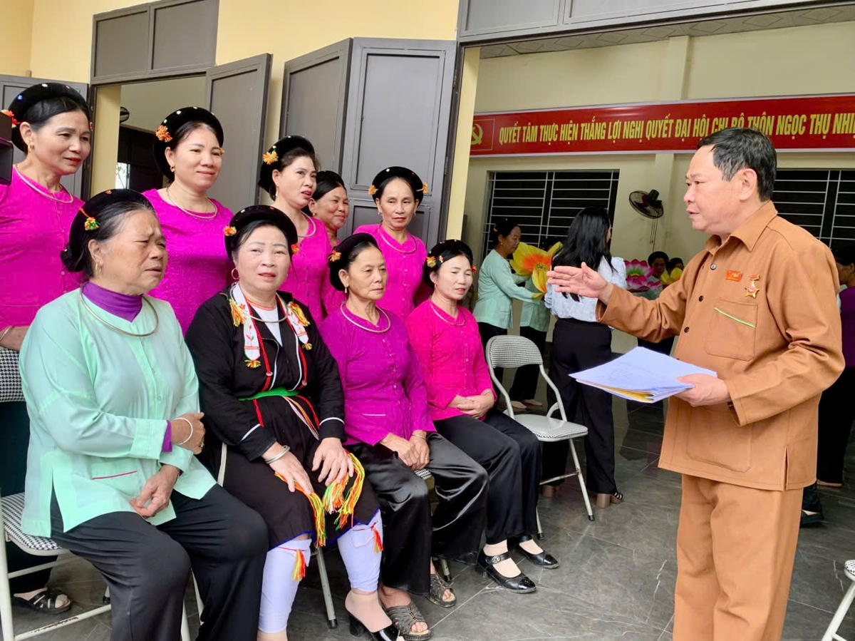 Nghệ nhân ưu tú Lê Đại Năm đang dạy hát cho bà con tại xã Đại Đình. Ảnh Q. Sinh